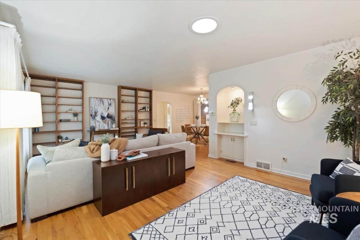 20 S Mesa Vista Dr, Boise, Idaho 83705, 3 Bedrooms, 1 Bathroom, Residential For Sale, Price $549,900,MLS 98971941