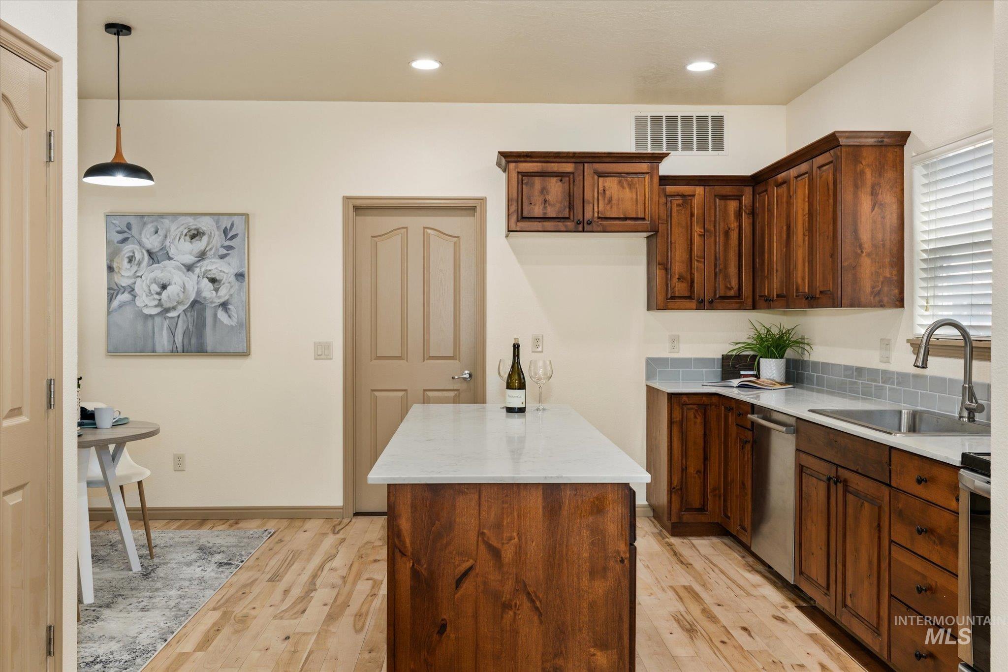 6568 W Poplar St, Boise, Idaho 83704, 3 Bedrooms, 2.5 Bathrooms, Residential For Sale, Price $450,000,MLS 98971943