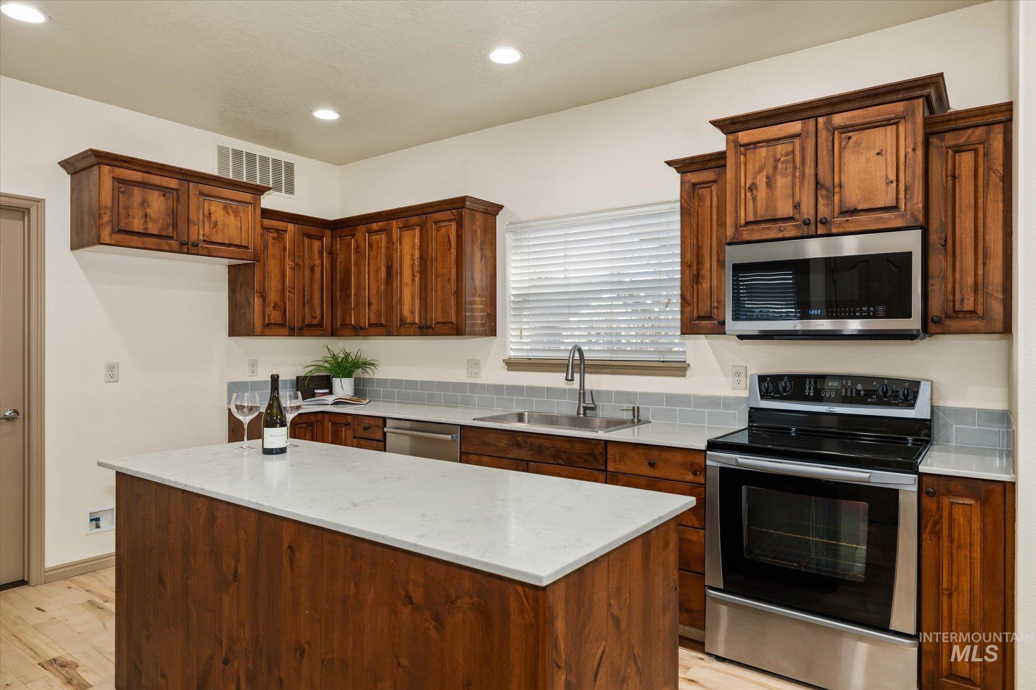 6568 W Poplar St, Boise, Idaho 83704, 3 Bedrooms, 2.5 Bathrooms, Residential For Sale, Price $450,000,MLS 98971943