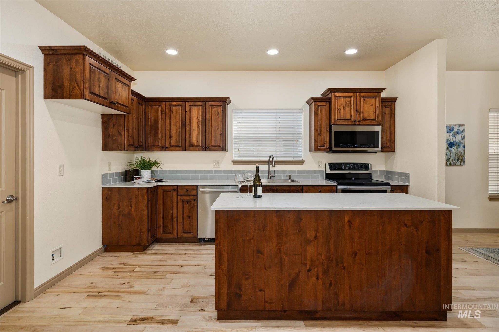 6568 W Poplar St, Boise, Idaho 83704, 3 Bedrooms, 2.5 Bathrooms, Residential For Sale, Price $450,000,MLS 98971943