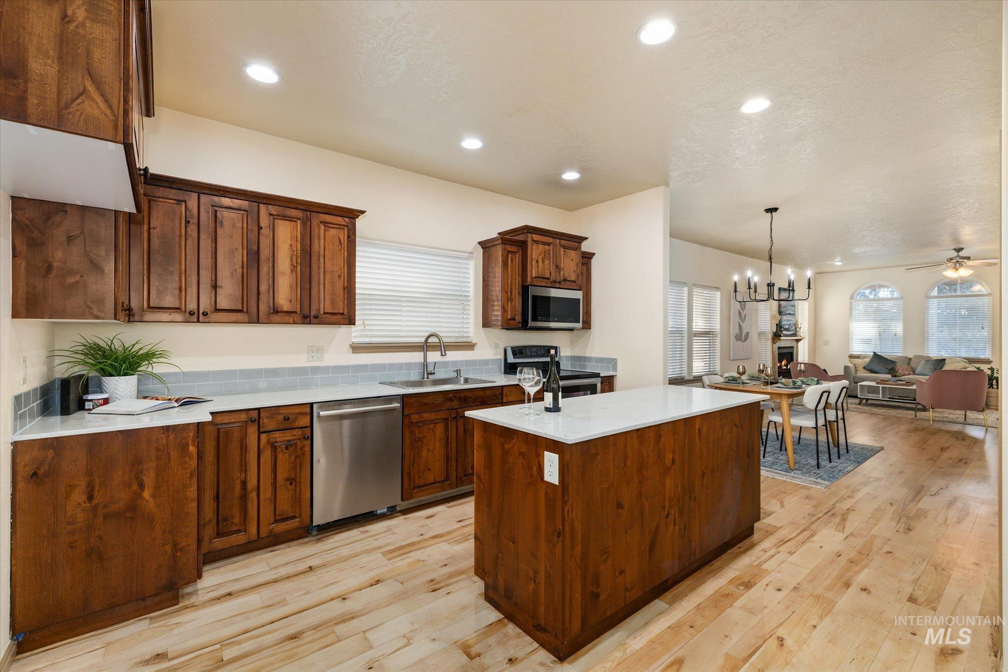 6568 W Poplar St, Boise, Idaho 83704, 3 Bedrooms, 2.5 Bathrooms, Residential For Sale, Price $450,000,MLS 98971943