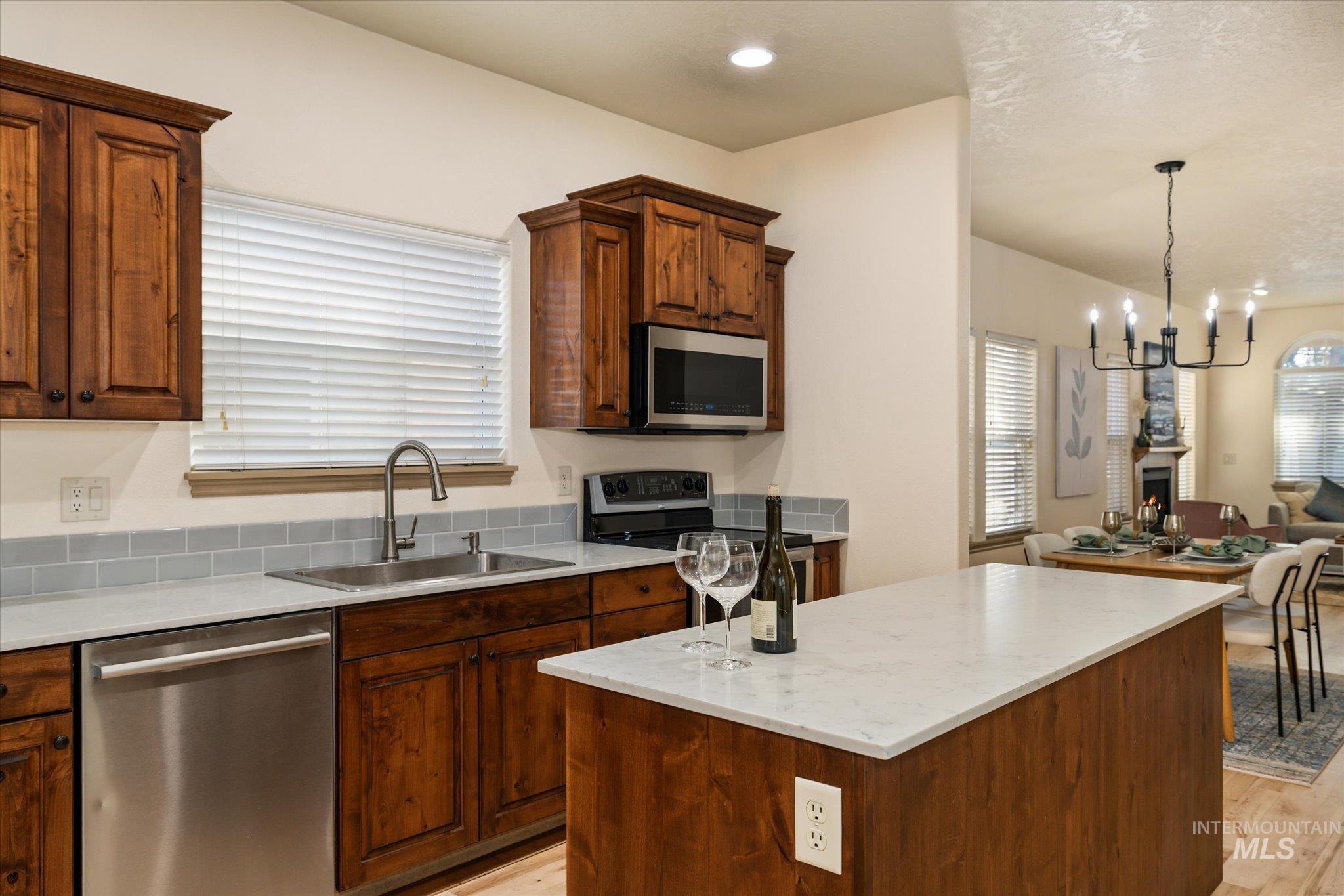 6568 W Poplar St, Boise, Idaho 83704, 3 Bedrooms, 2.5 Bathrooms, Residential For Sale, Price $450,000,MLS 98971943