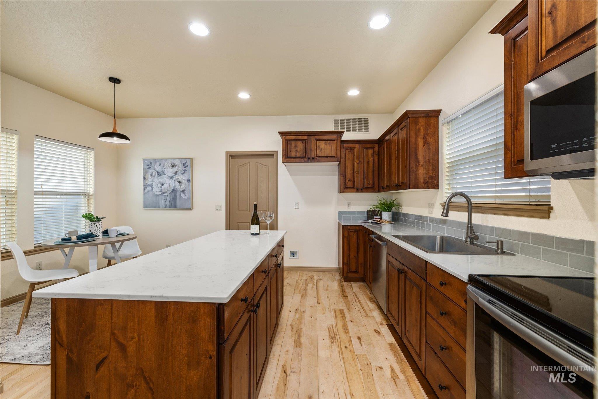 6568 W Poplar St, Boise, Idaho 83704, 3 Bedrooms, 2.5 Bathrooms, Residential For Sale, Price $450,000,MLS 98971943