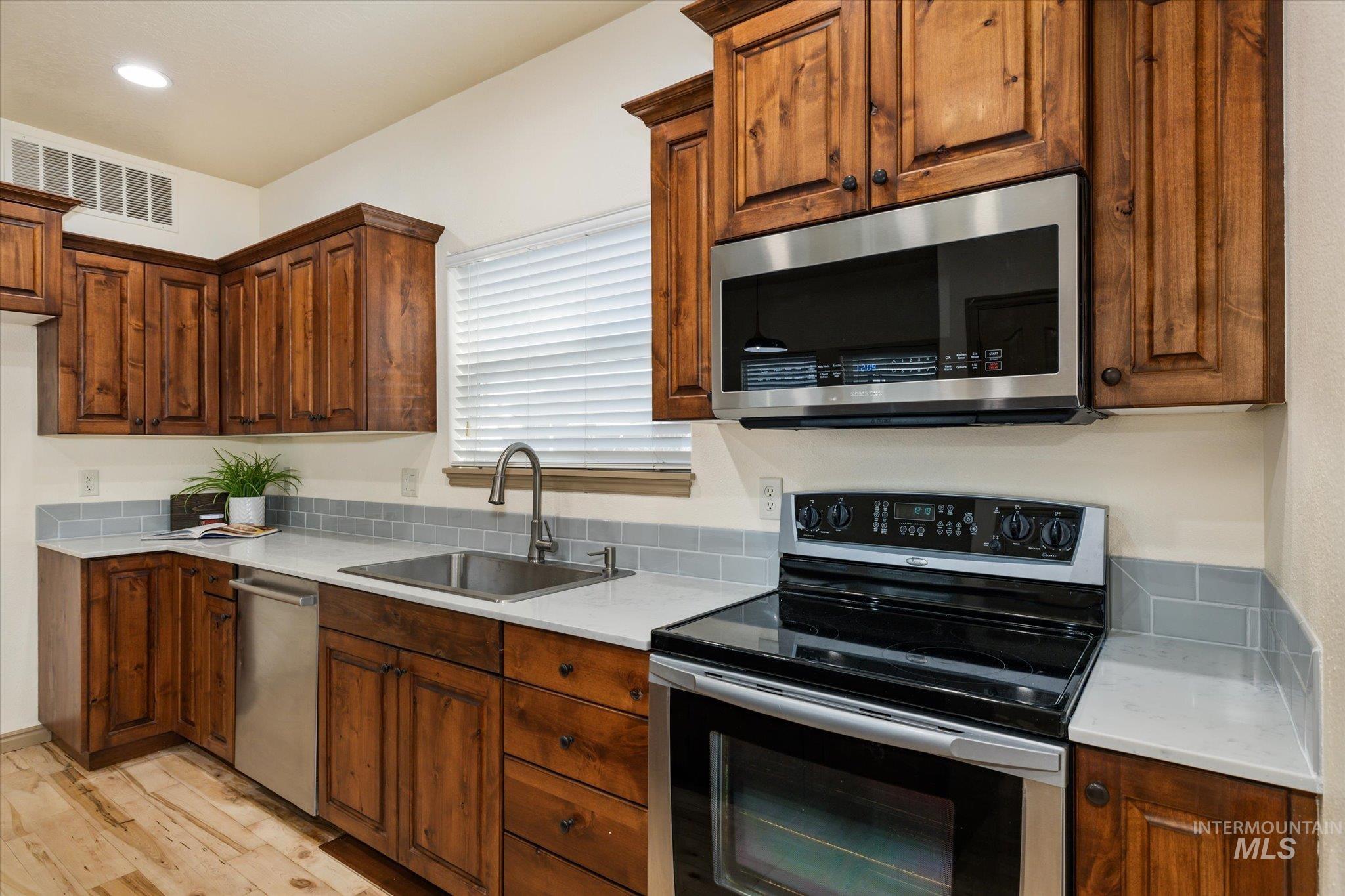 6568 W Poplar St, Boise, Idaho 83704, 3 Bedrooms, 2.5 Bathrooms, Residential For Sale, Price $450,000,MLS 98971943