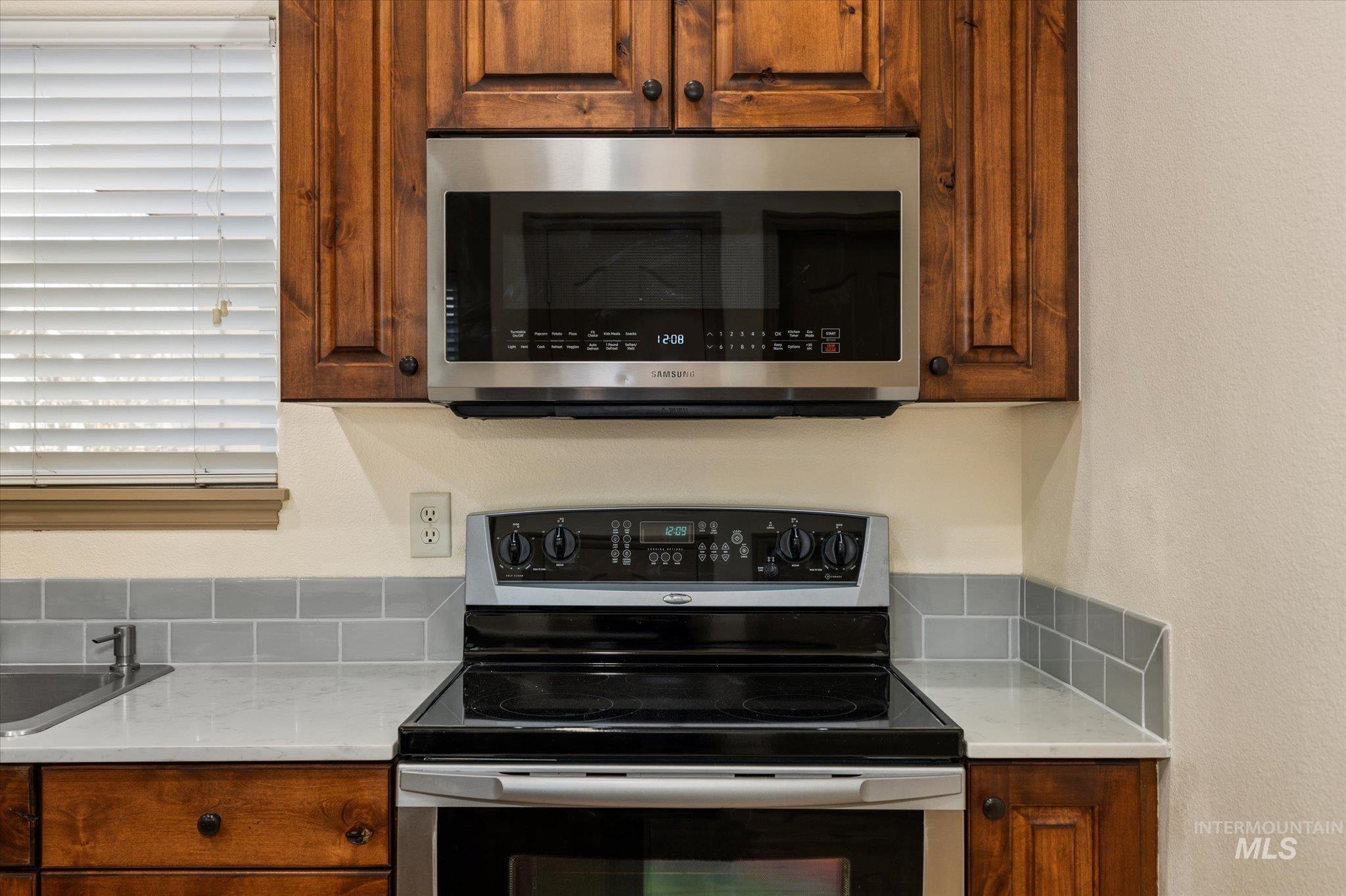 6568 W Poplar St, Boise, Idaho 83704, 3 Bedrooms, 2.5 Bathrooms, Residential For Sale, Price $450,000,MLS 98971943