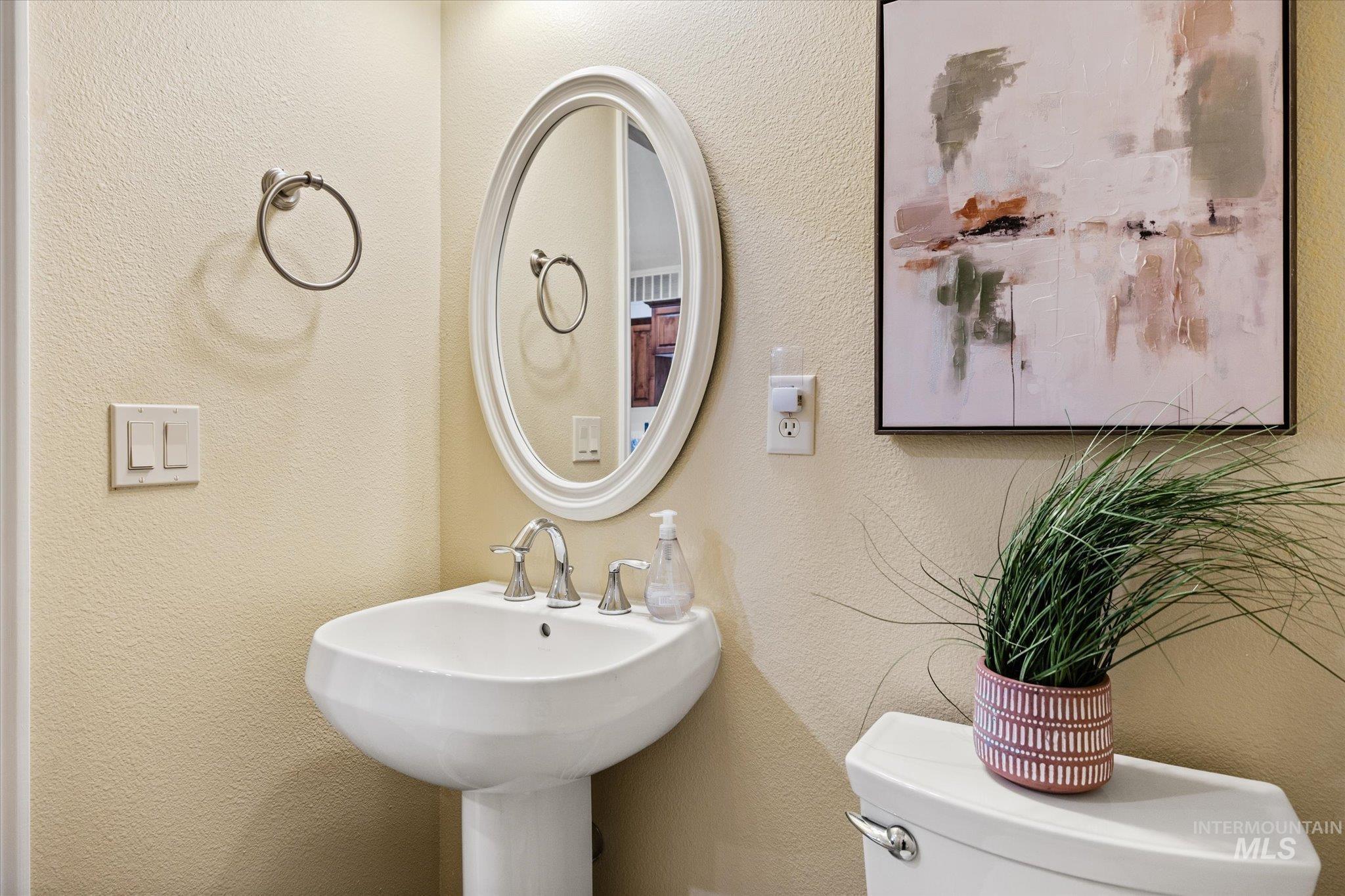 6568 W Poplar St, Boise, Idaho 83704, 3 Bedrooms, 2.5 Bathrooms, Residential For Sale, Price $450,000,MLS 98971943