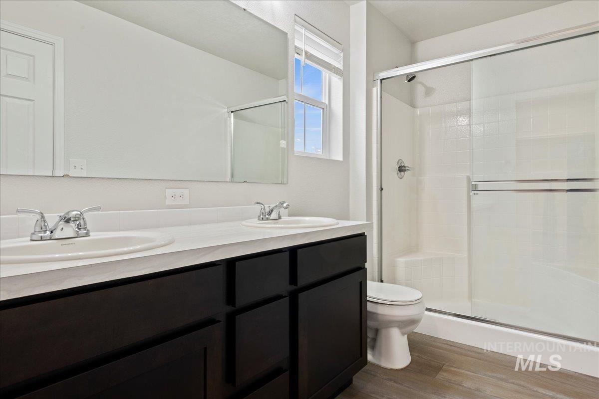 908 W Woodpine St, Meridian, Idaho 83646-6059, 3 Bedrooms, 2.5 Bathrooms, Residential For Sale, Price $389,990,MLS 98971944