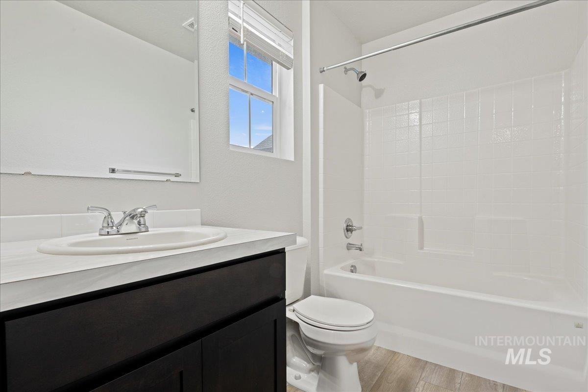 908 W Woodpine St, Meridian, Idaho 83646-6059, 3 Bedrooms, 2.5 Bathrooms, Residential For Sale, Price $389,990,MLS 98971944