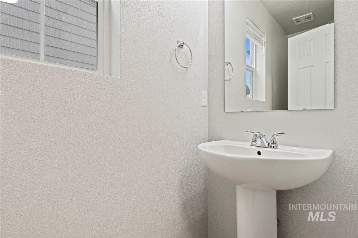 908 W Woodpine St, Meridian, Idaho 83646-6059, 3 Bedrooms, 2.5 Bathrooms, Residential For Sale, Price $389,990,MLS 98971944