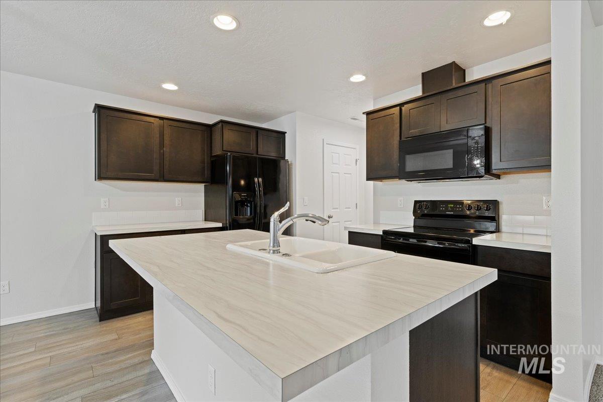 908 W Woodpine St, Meridian, Idaho 83646-6059, 3 Bedrooms, 2.5 Bathrooms, Residential For Sale, Price $389,990,MLS 98971944