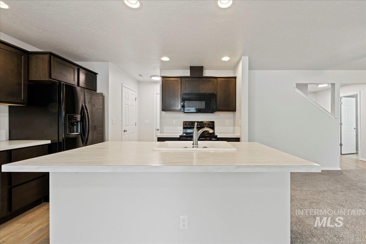 908 W Woodpine St, Meridian, Idaho 83646-6059, 3 Bedrooms, 2.5 Bathrooms, Residential For Sale, Price $389,990,MLS 98971944