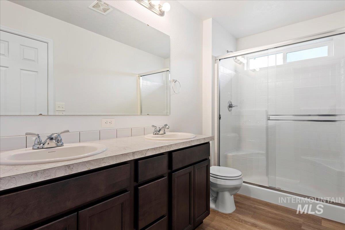 975 W Apple Pine St, Meridian, Idaho 83646-6058, 3 Bedrooms, 2.5 Bathrooms, Residential For Sale, Price $389,990,MLS 98971945