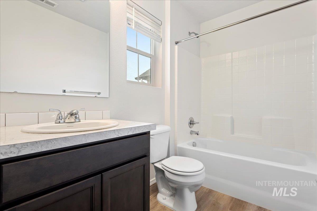 975 W Apple Pine St, Meridian, Idaho 83646-6058, 3 Bedrooms, 2.5 Bathrooms, Residential For Sale, Price $389,990,MLS 98971945