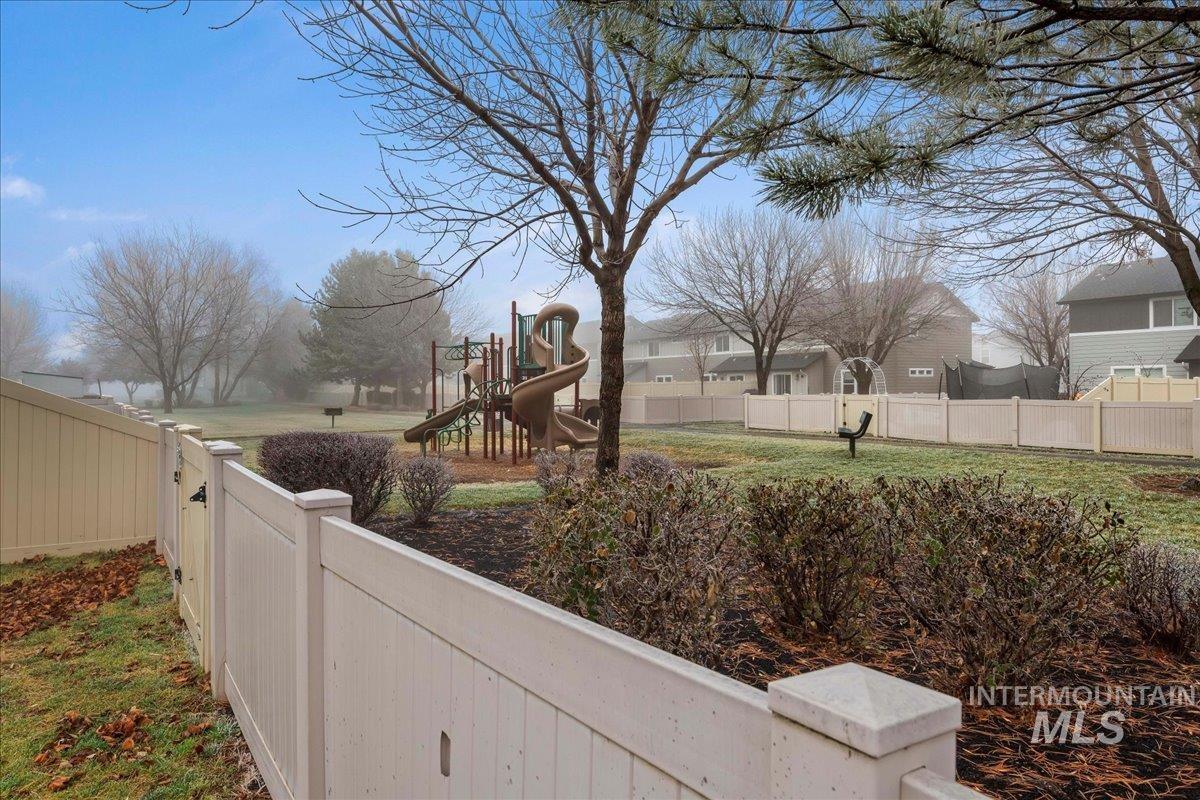 975 W Apple Pine St, Meridian, Idaho 83646-6058, 3 Bedrooms, 2.5 Bathrooms, Residential For Sale, Price $389,990,MLS 98971945