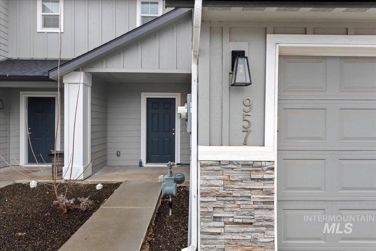 975 W Apple Pine St, Meridian, Idaho 83646-6058, 3 Bedrooms, 2.5 Bathrooms, Residential For Sale, Price $389,990,MLS 98971945