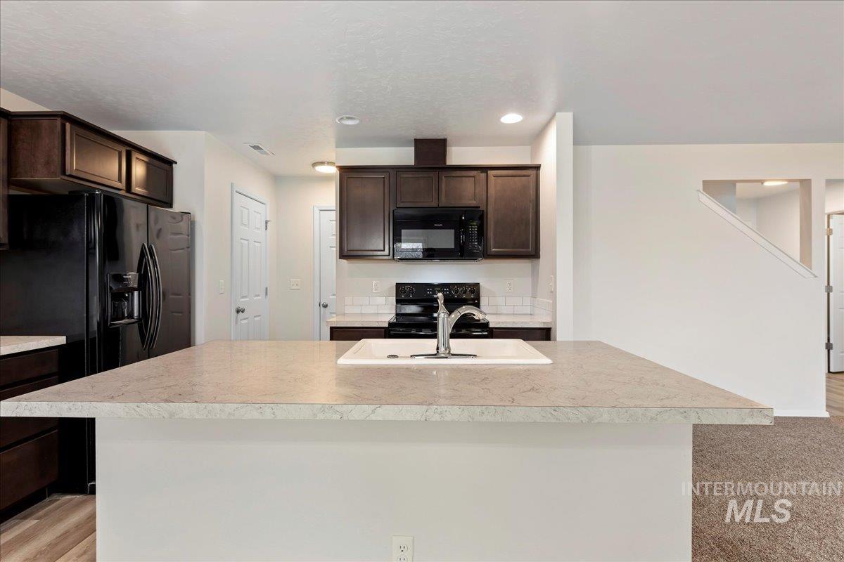 975 W Apple Pine St, Meridian, Idaho 83646-6058, 3 Bedrooms, 2.5 Bathrooms, Residential For Sale, Price $389,990,MLS 98971945