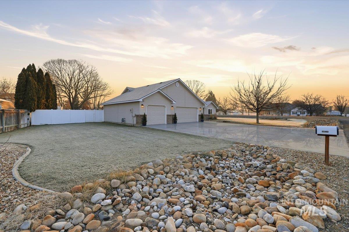 1108 N Autumn Wind Dr, Nampa, Idaho 83687, 3 Bedrooms, 2 Bathrooms, Residential For Sale, Price $559,900,MLS 98971960