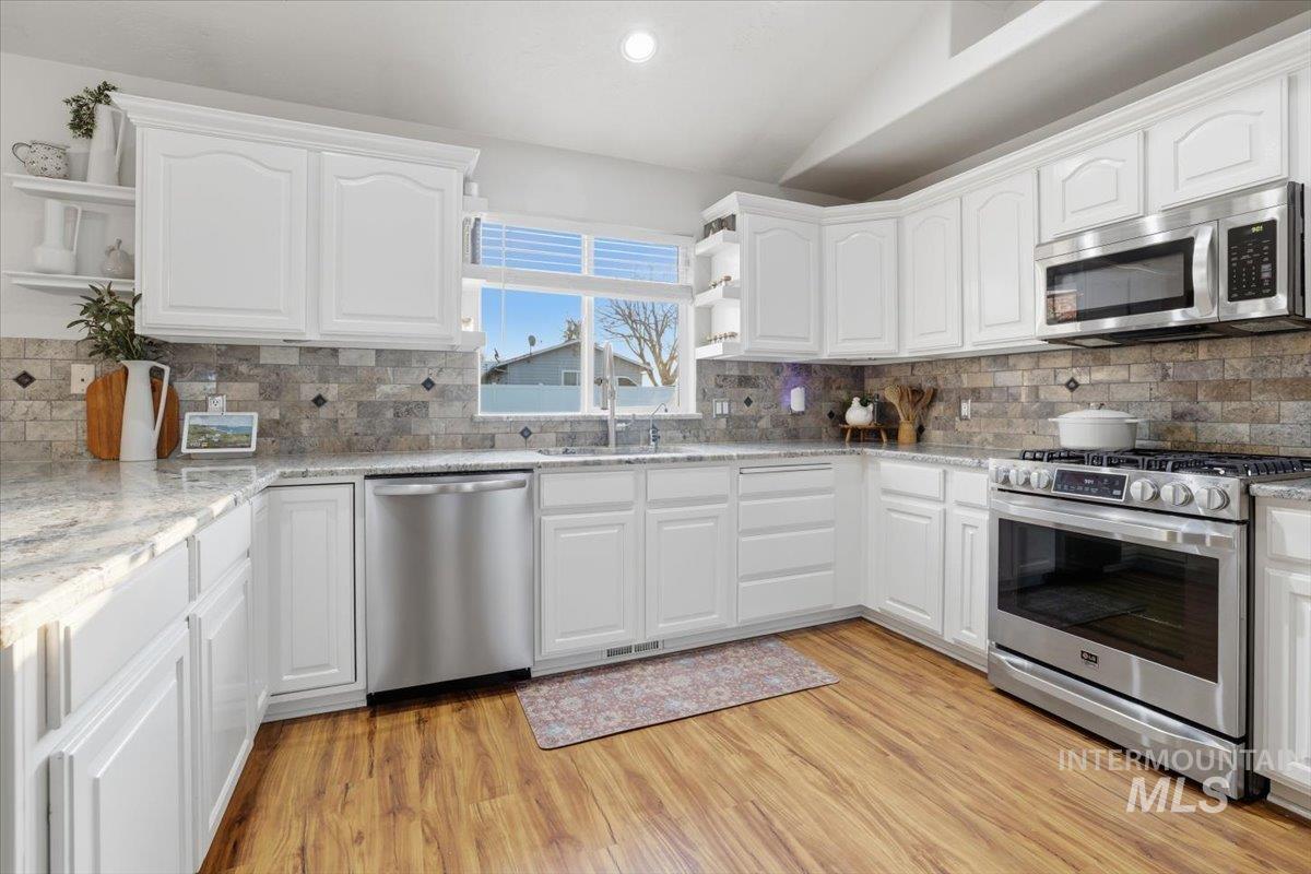 1108 N Autumn Wind Dr, Nampa, Idaho 83687, 3 Bedrooms, 2 Bathrooms, Residential For Sale, Price $559,900,MLS 98971960