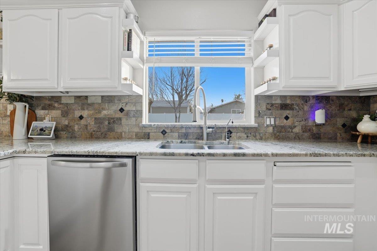 1108 N Autumn Wind Dr, Nampa, Idaho 83687, 3 Bedrooms, 2 Bathrooms, Residential For Sale, Price $559,900,MLS 98971960