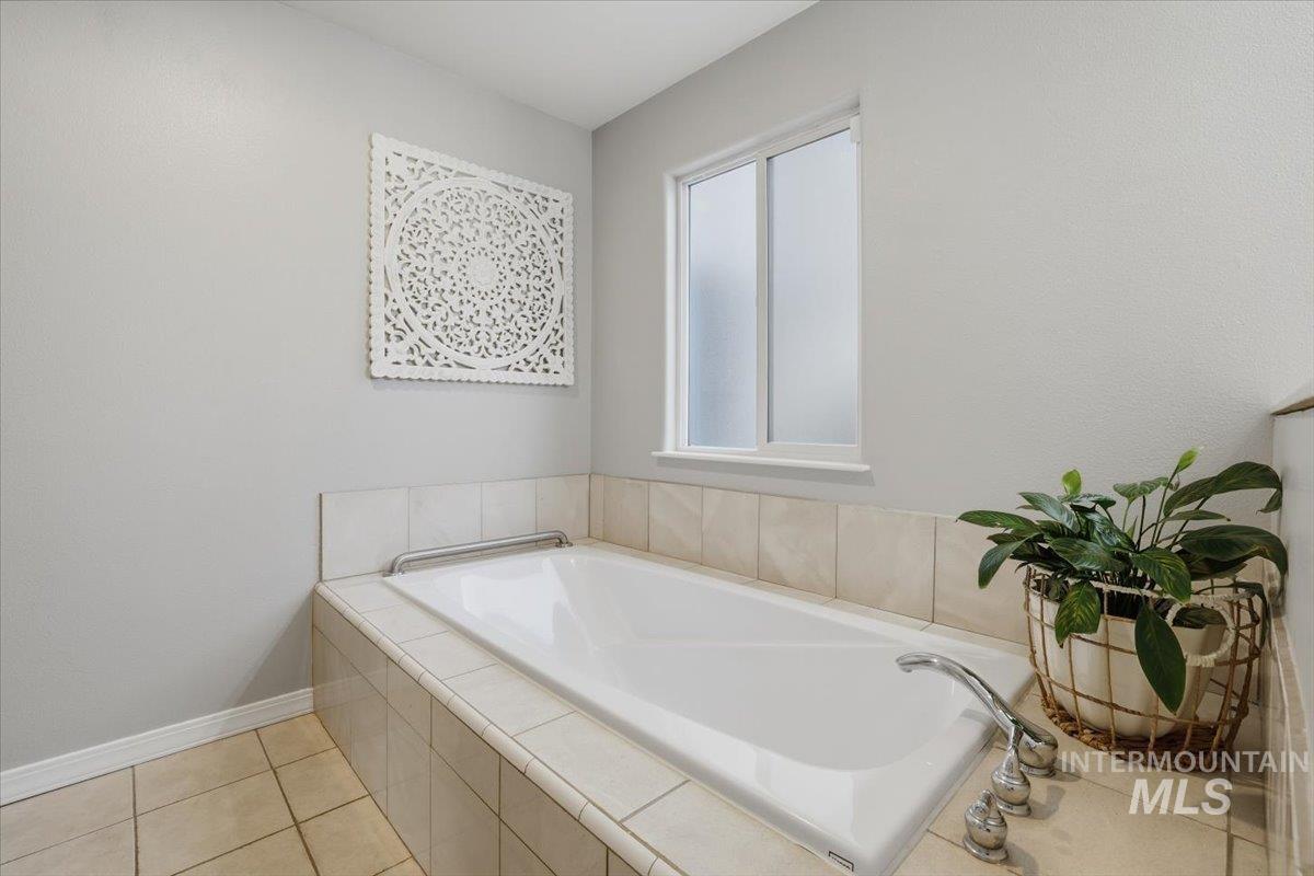 1108 N Autumn Wind Dr, Nampa, Idaho 83687, 3 Bedrooms, 2 Bathrooms, Residential For Sale, Price $559,900,MLS 98971960