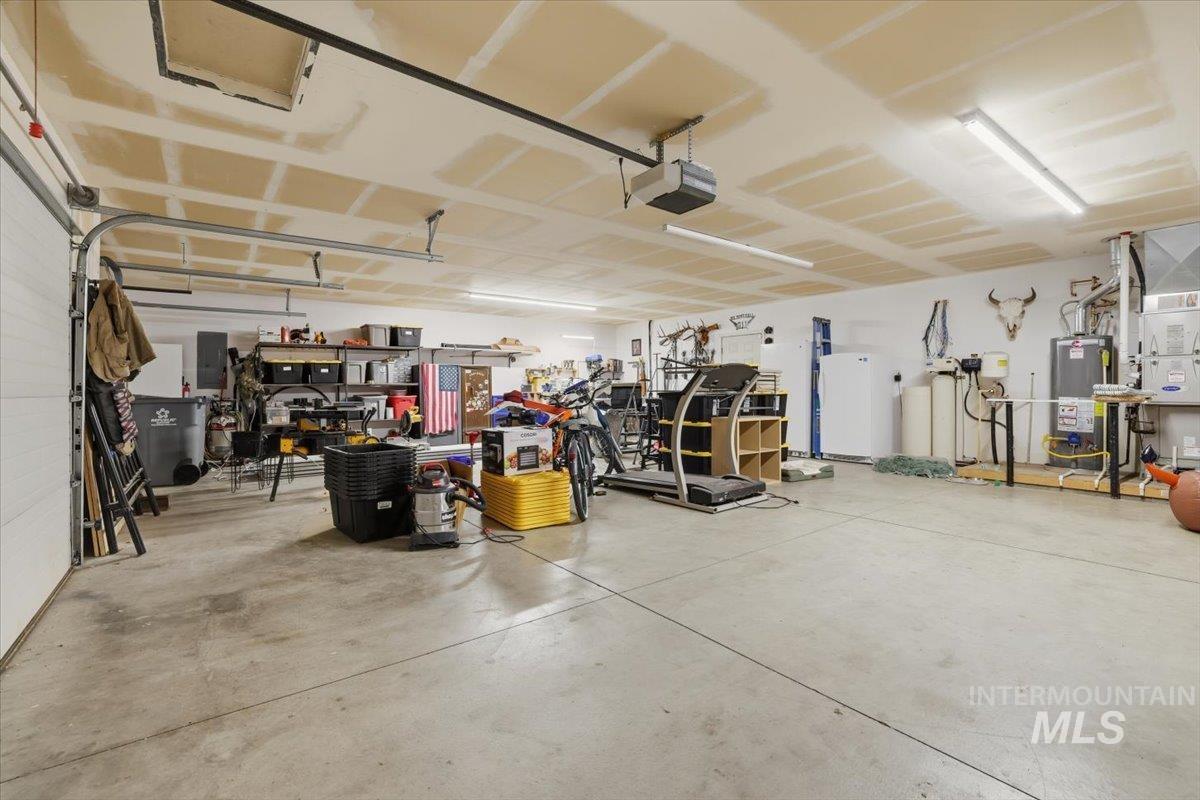 1108 N Autumn Wind Dr, Nampa, Idaho 83687, 3 Bedrooms, 2 Bathrooms, Residential For Sale, Price $559,900,MLS 98971960