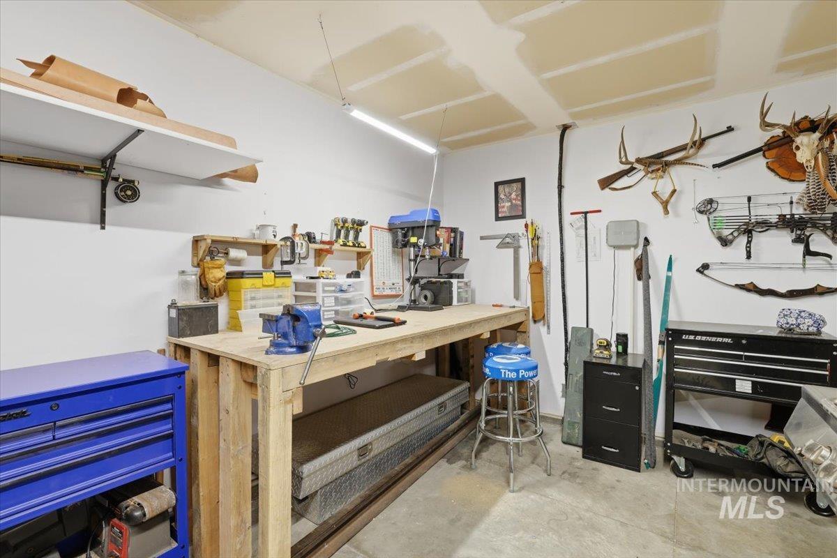 1108 N Autumn Wind Dr, Nampa, Idaho 83687, 3 Bedrooms, 2 Bathrooms, Residential For Sale, Price $559,900,MLS 98971960