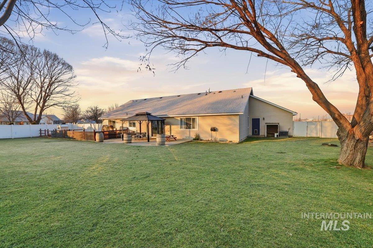 1108 N Autumn Wind Dr, Nampa, Idaho 83687, 3 Bedrooms, 2 Bathrooms, Residential For Sale, Price $559,900,MLS 98971960