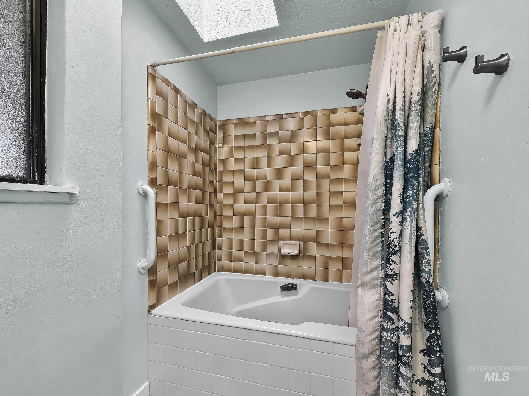 2520 N Montana Ave., Caldwell, Idaho 83605, 3 Bedrooms, 2 Bathrooms, Residential For Sale, Price $550,000,MLS 98971977