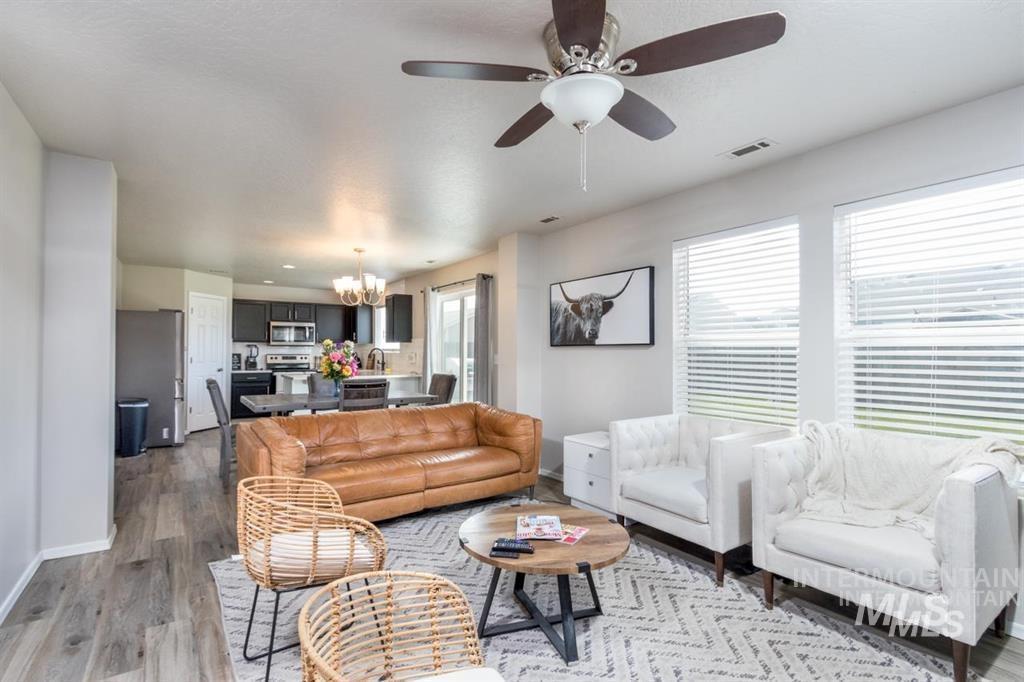 13779 Paraiso, Caldwell, Idaho 83607, 4 Bedrooms, 2.5 Bathrooms, Residential For Sale, Price $390,000,MLS 98971989