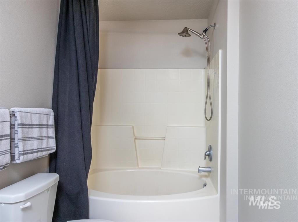 13779 Paraiso, Caldwell, Idaho 83607, 4 Bedrooms, 2.5 Bathrooms, Residential For Sale, Price $390,000,MLS 98971989