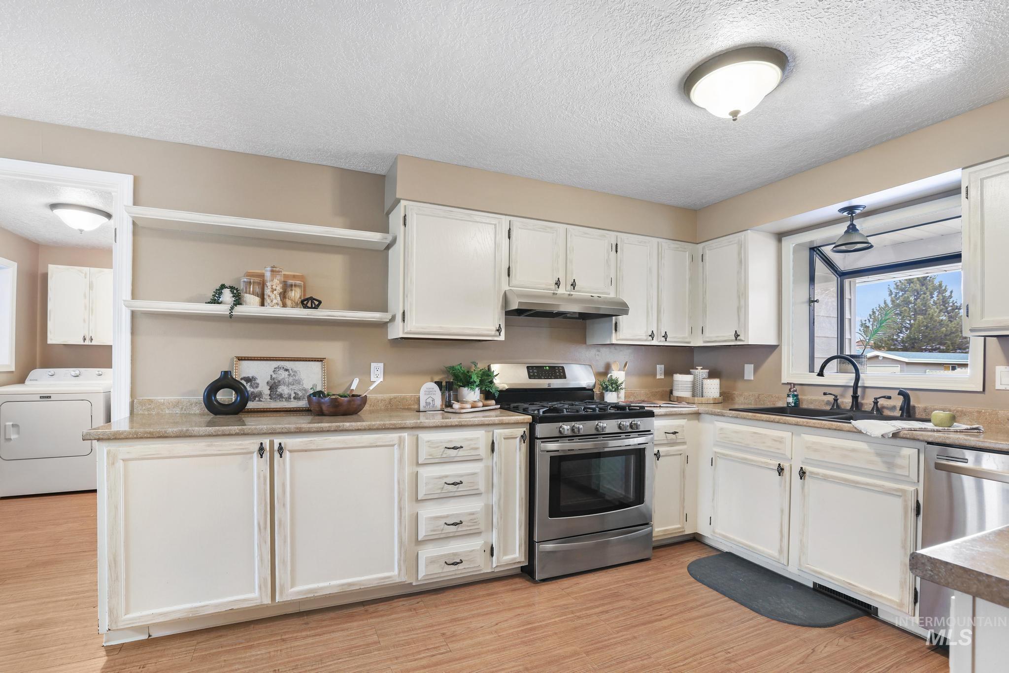 1143 Starfire, Twin Falls, Idaho 83301, 3 Bedrooms, 2 Bathrooms, Residential For Sale, Price $404,900,MLS 98972000