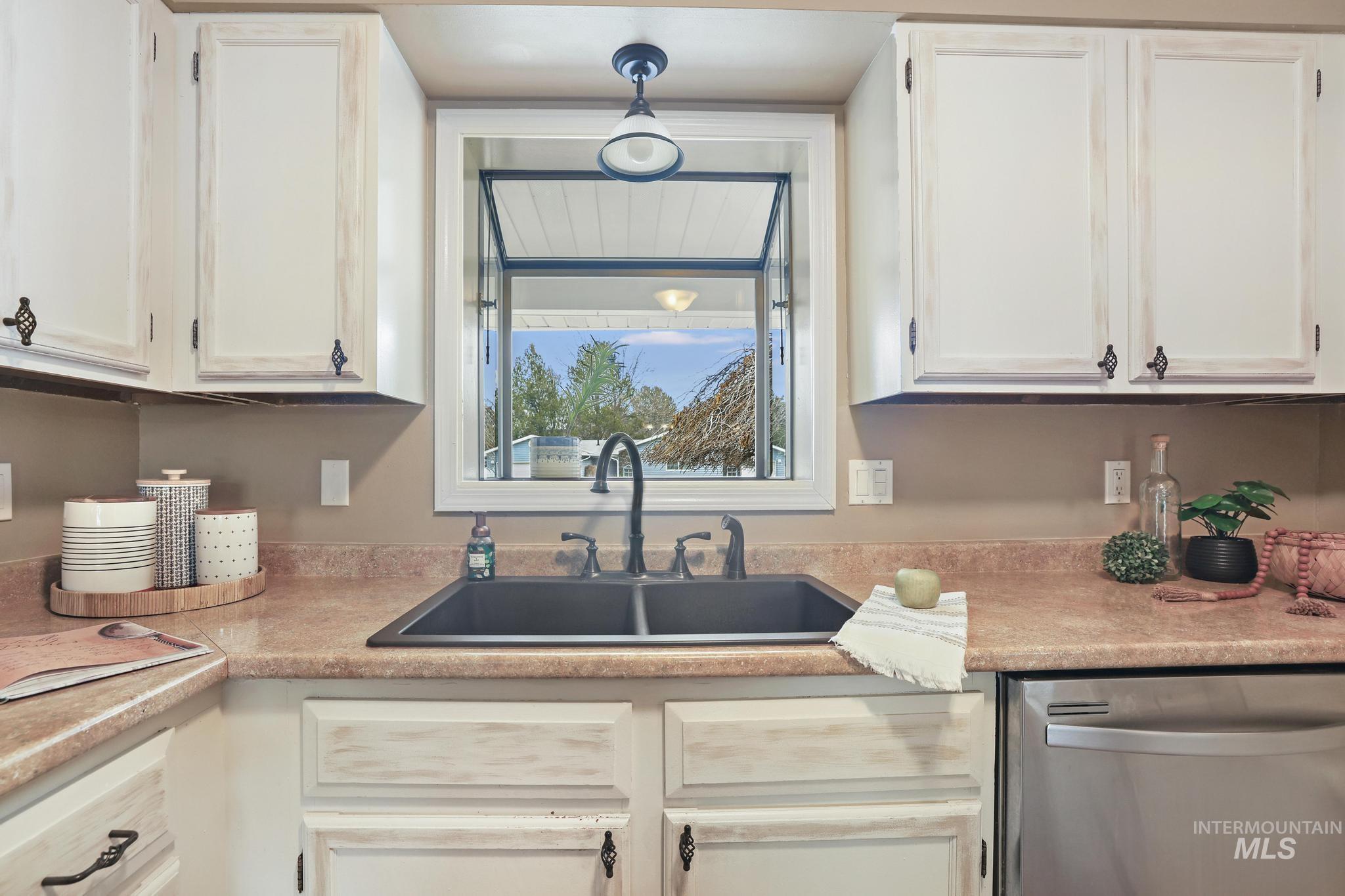 1143 Starfire, Twin Falls, Idaho 83301, 3 Bedrooms, 2 Bathrooms, Residential For Sale, Price $404,900,MLS 98972000