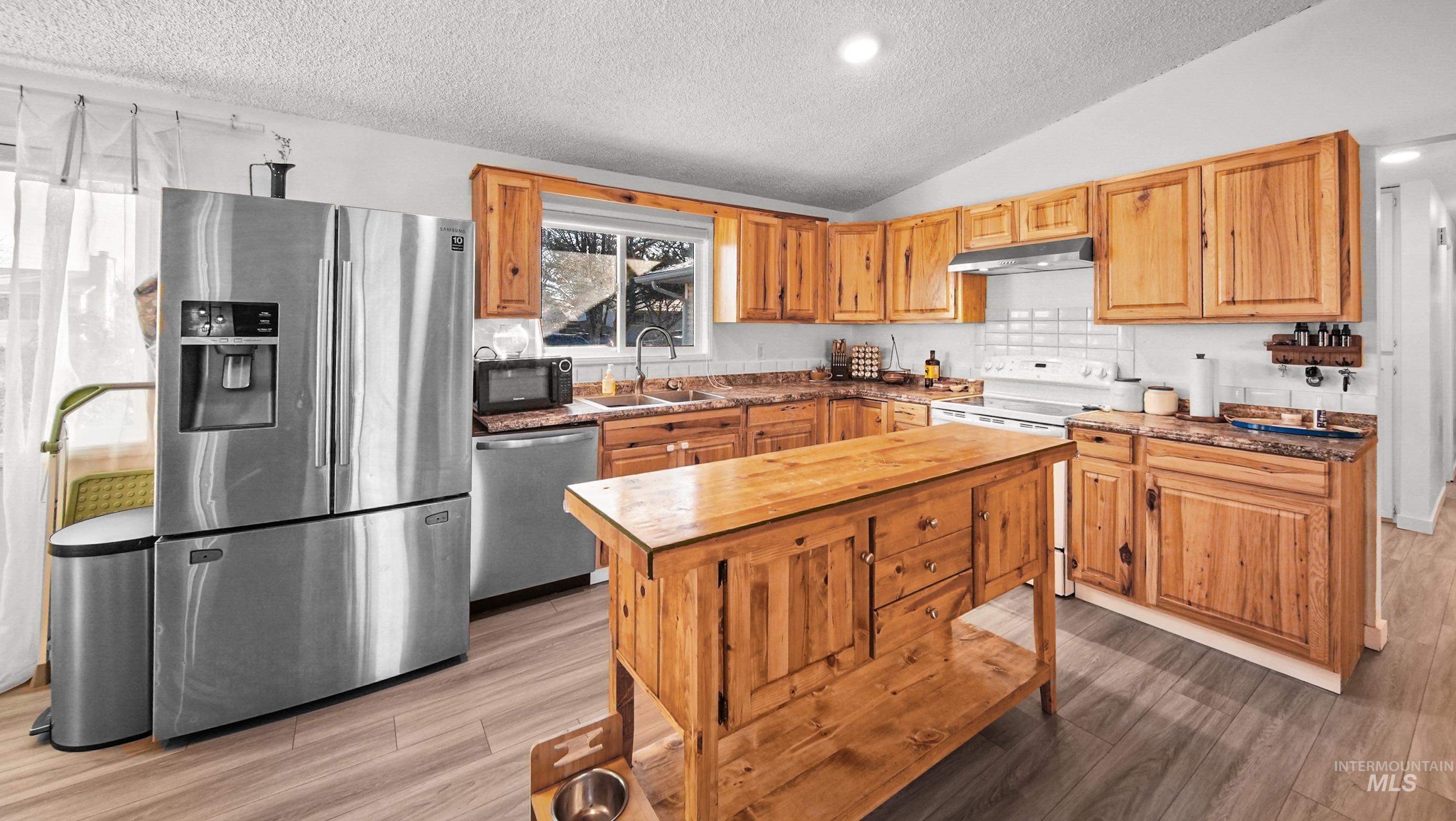 431 Buckingham Drive, Twin Falls, Idaho 83301, 3 Bedrooms, 2 Bathrooms, Residential For Sale, Price $325,000,MLS 98972005