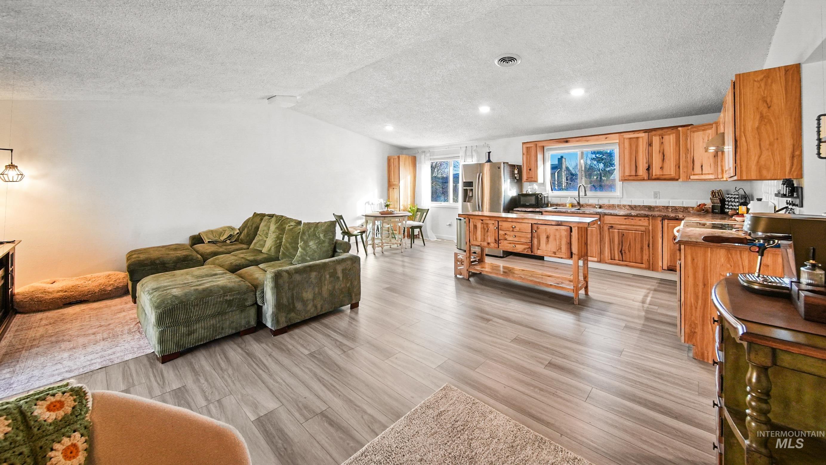 431 Buckingham Drive, Twin Falls, Idaho 83301, 3 Bedrooms, 2 Bathrooms, Residential For Sale, Price $325,000,MLS 98972005