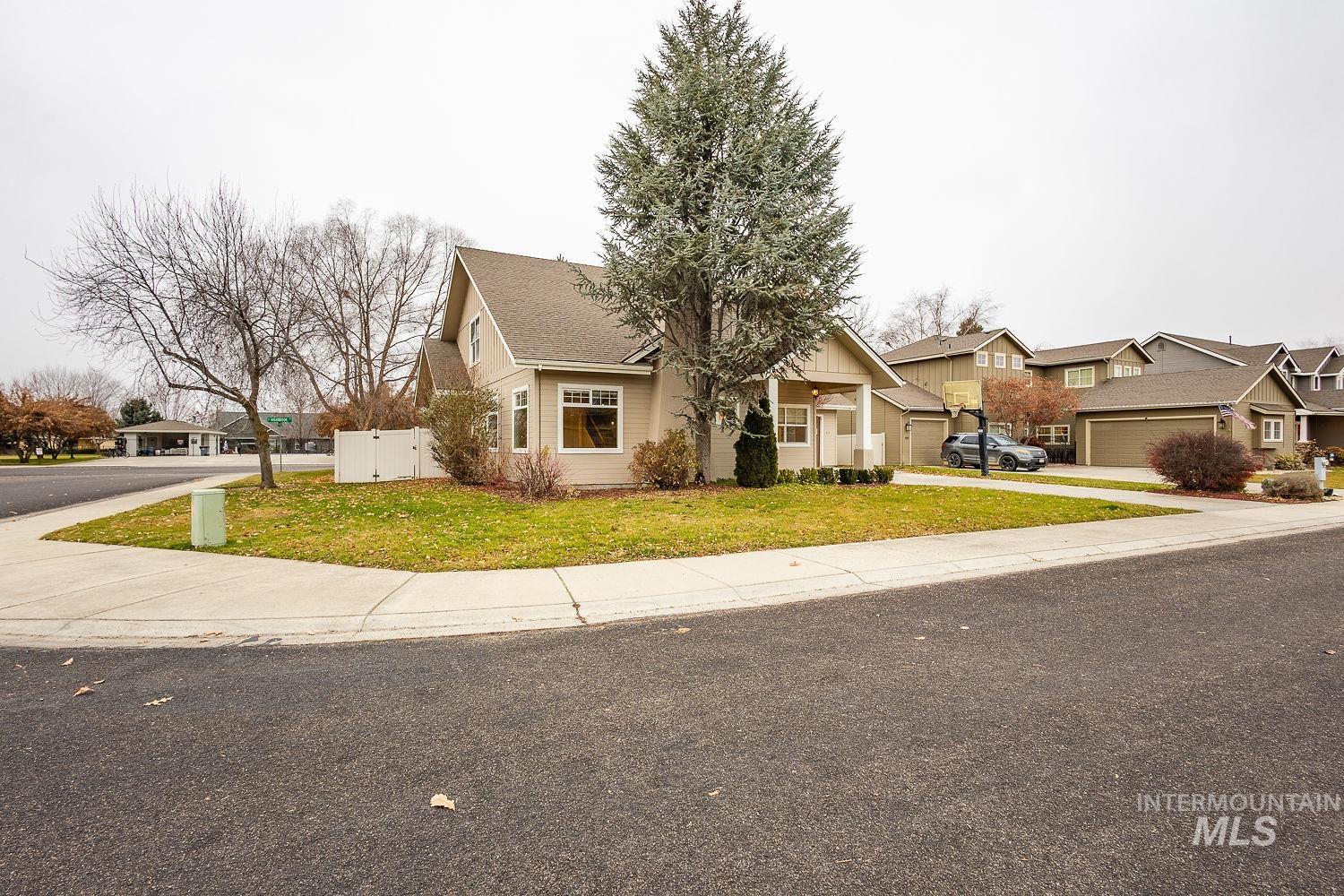 215 S Spring Lake Way, Star, Idaho 83669, 3 Bedrooms, 2.5 Bathrooms, Residential For Sale, Price $479,900,MLS 98972023