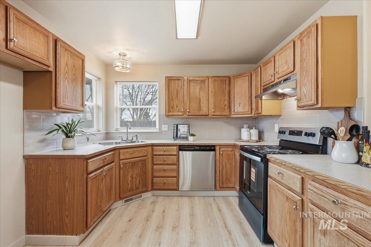 1681 W 4th St., Kuna, Idaho 83634, 3 Bedrooms, 2 Bathrooms, Residential For Sale, Price $368,500,MLS 98972024