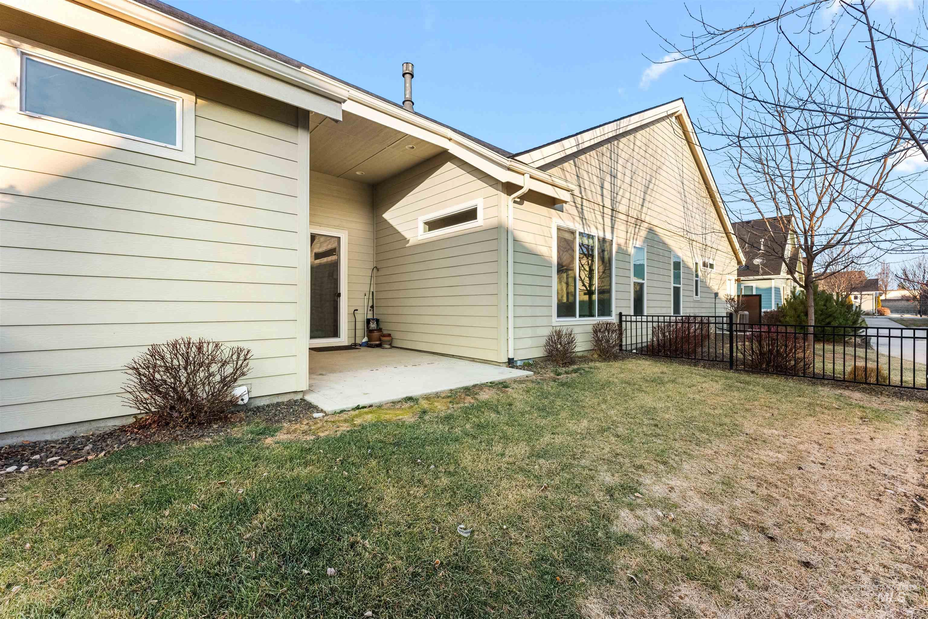 390 W Lockhart Ln., Meridian, Idaho 83646, 3 Bedrooms, 2 Bathrooms, Residential For Sale, Price $549,000,MLS 98972025