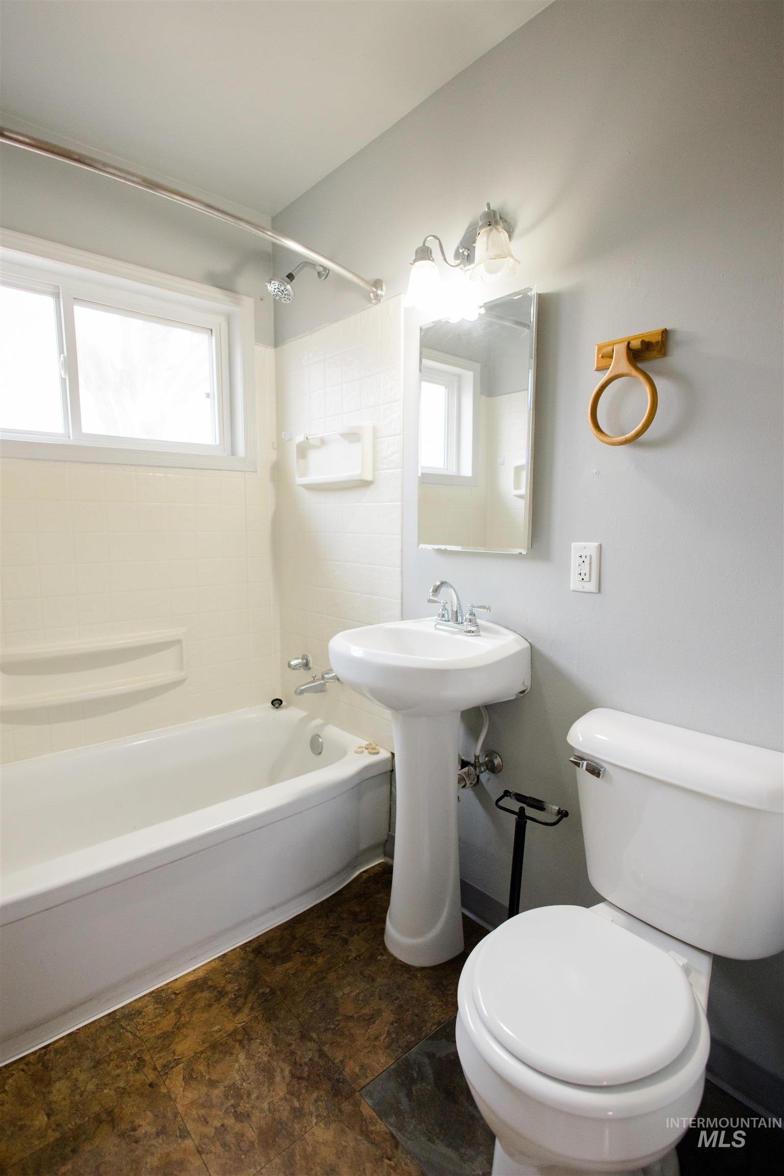 107 Baker Dr., Mountain Home, Idaho 83647, 3 Bedrooms, 1 Bathroom, Residential For Sale, Price $280,000,MLS 98972030