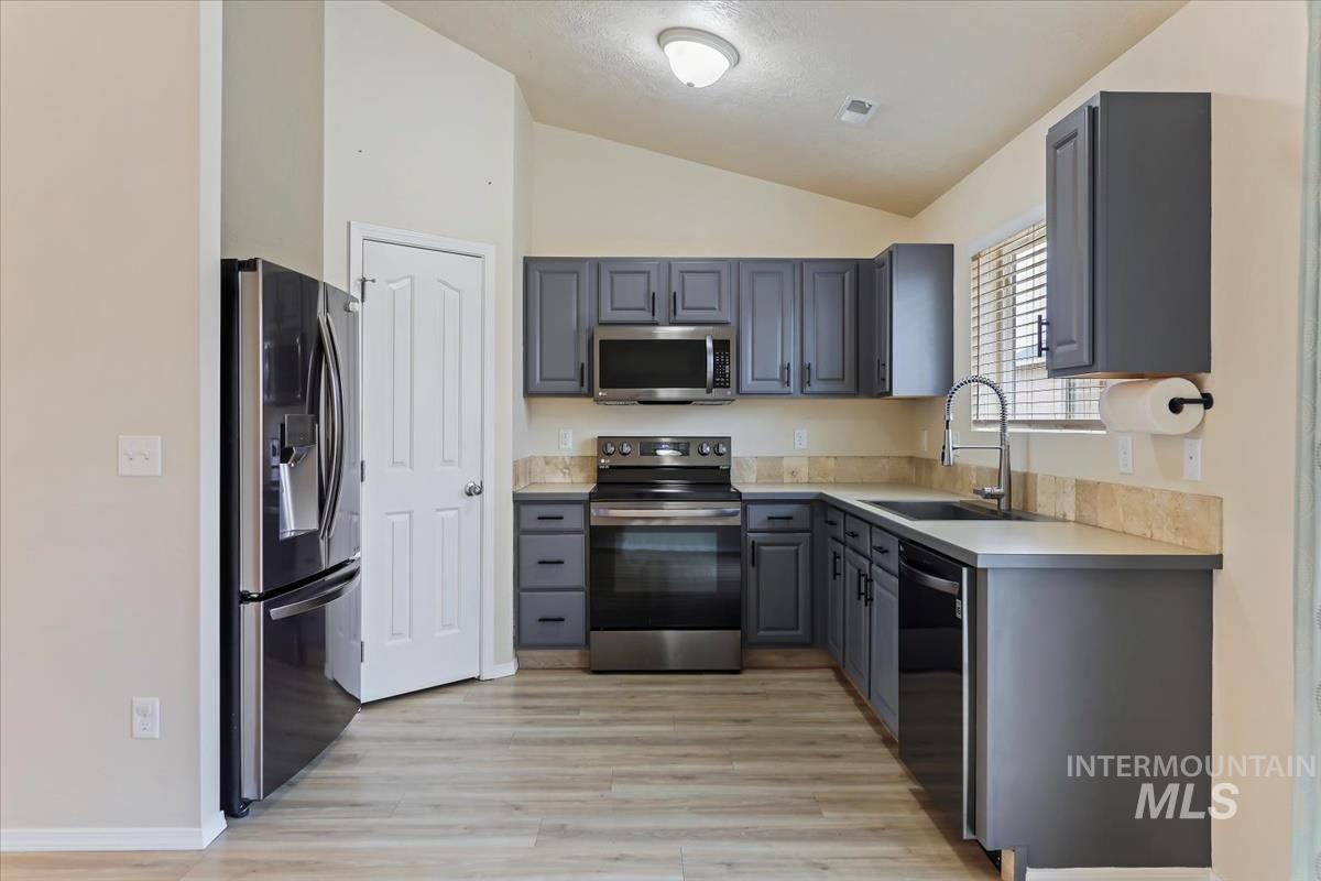 405 Midvale Ave, Caldwell, Idaho 83605, 3 Bedrooms, 2 Bathrooms, Residential For Sale, Price $337,500,MLS 98972034