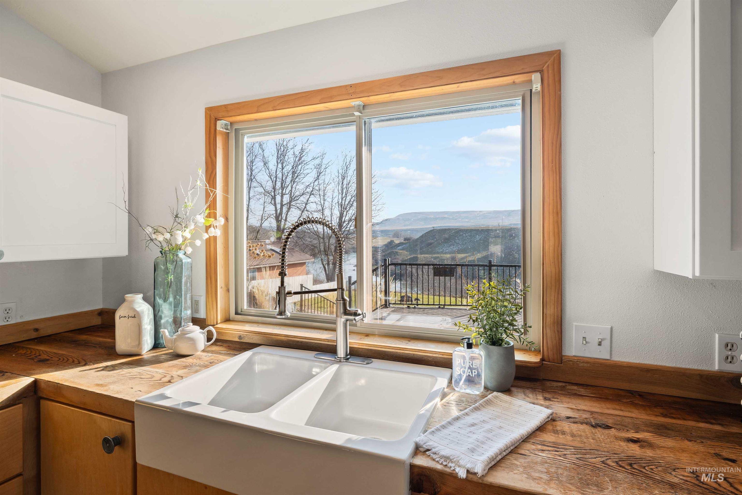 853 Pottery Rd, Bliss, Idaho 83314, 2 Bedrooms, 2.5 Bathrooms, Residential For Sale, Price $760,000,MLS 98972044