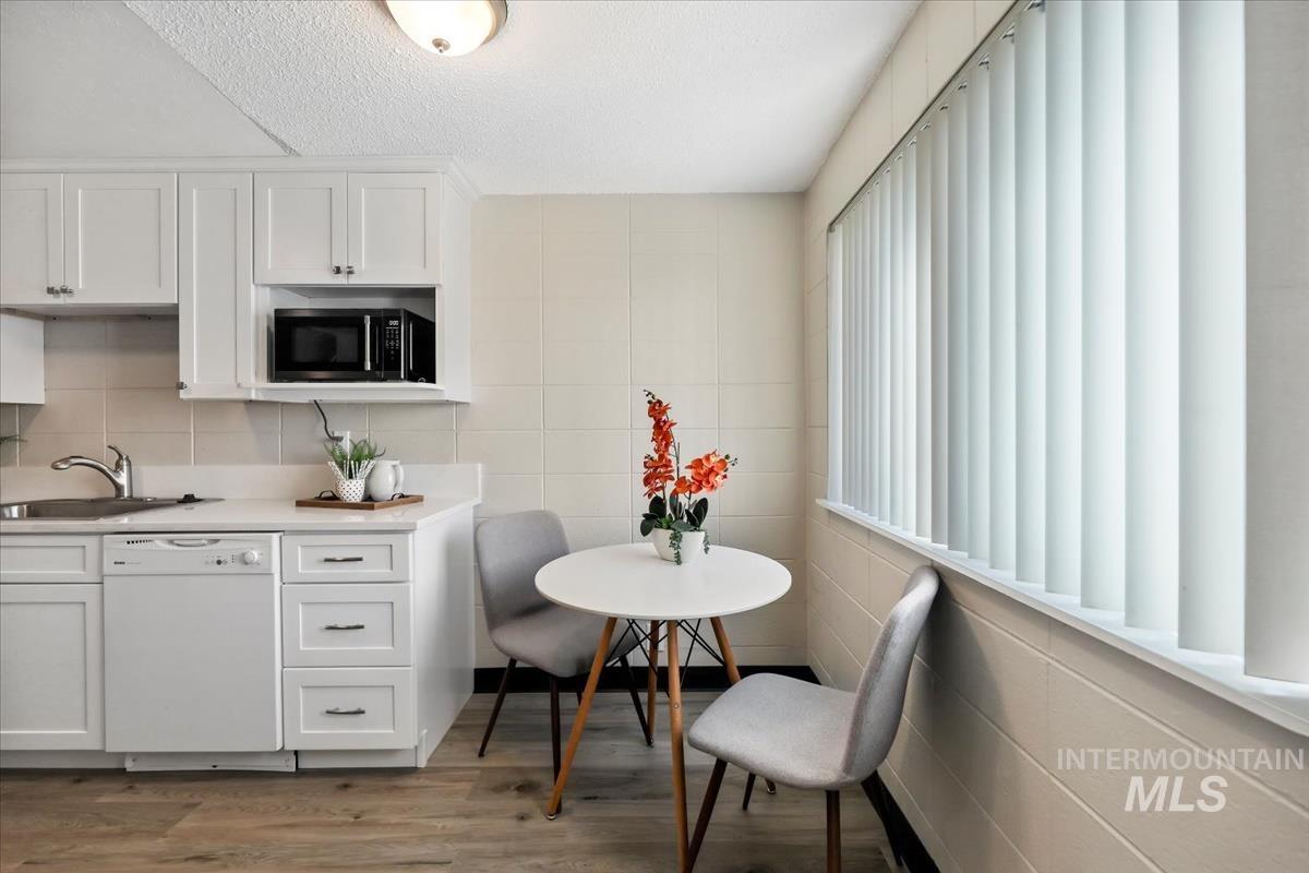 952 S Curtis Rd, Boise, Idaho 83705, 2 Bedrooms, 1.5 Bathrooms, Residential For Sale, Price $260,000,MLS 98972049