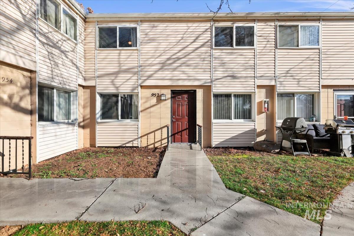 952 S Curtis Rd, Boise, Idaho 83705, 2 Bedrooms, 1.5 Bathrooms, Residential For Sale, Price $260,000,MLS 98972049
