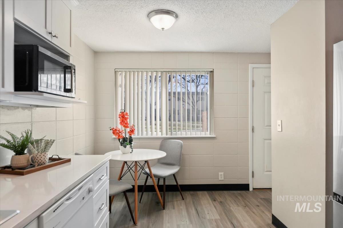 952 S Curtis Rd, Boise, Idaho 83705, 2 Bedrooms, 1.5 Bathrooms, Residential For Sale, Price $260,000,MLS 98972049