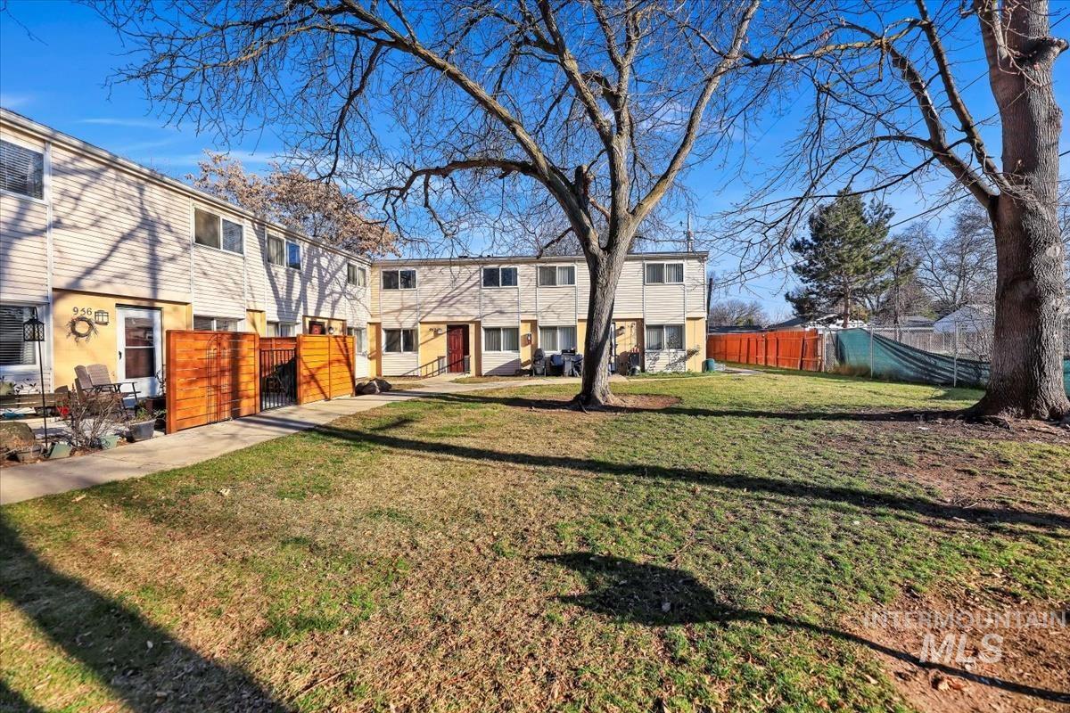 952 S Curtis Rd, Boise, Idaho 83705, 2 Bedrooms, 1.5 Bathrooms, Residential For Sale, Price $260,000,MLS 98972049