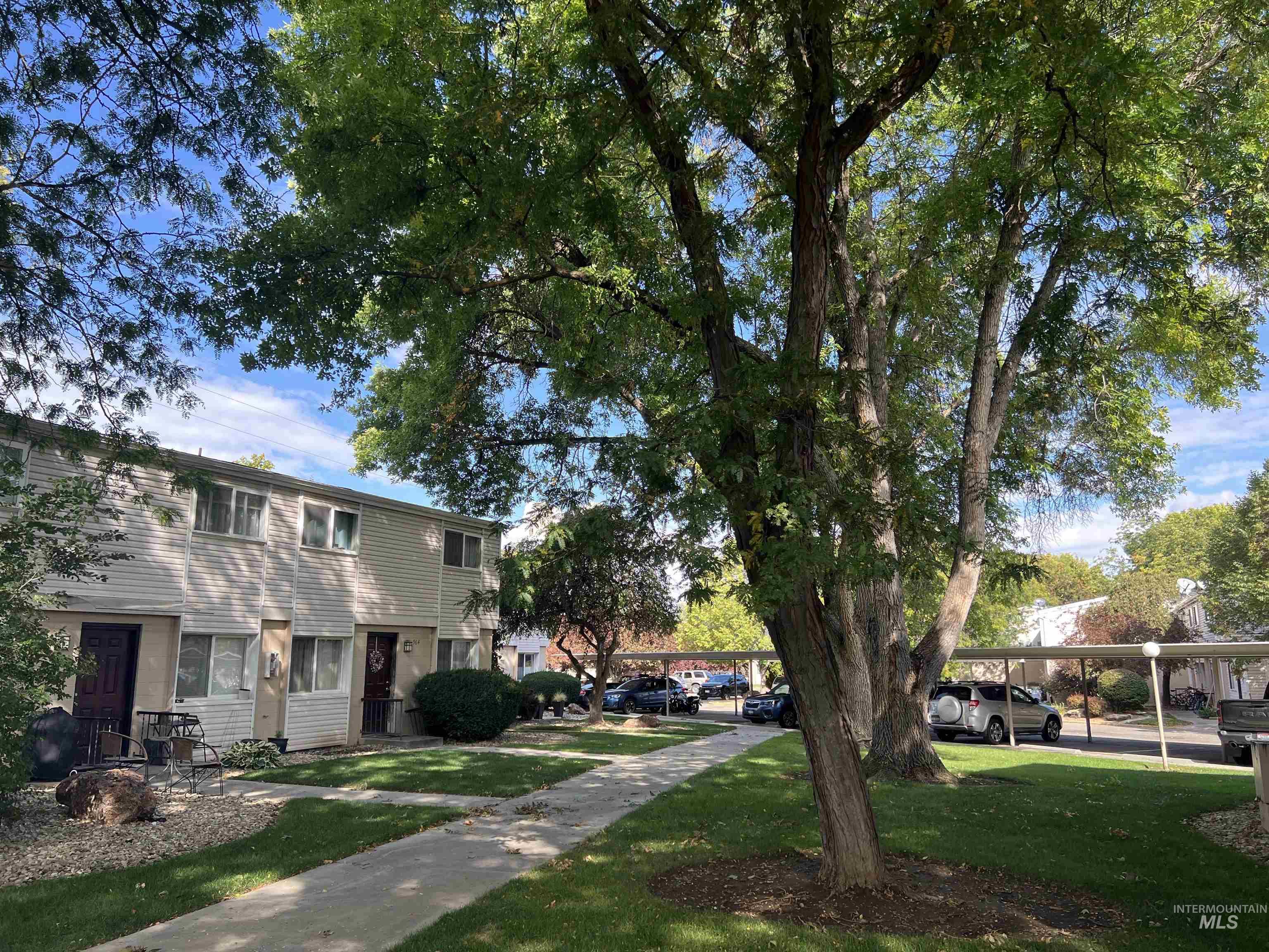 952 S Curtis Rd, Boise, Idaho 83705, 2 Bedrooms, 1.5 Bathrooms, Residential For Sale, Price $260,000,MLS 98972049