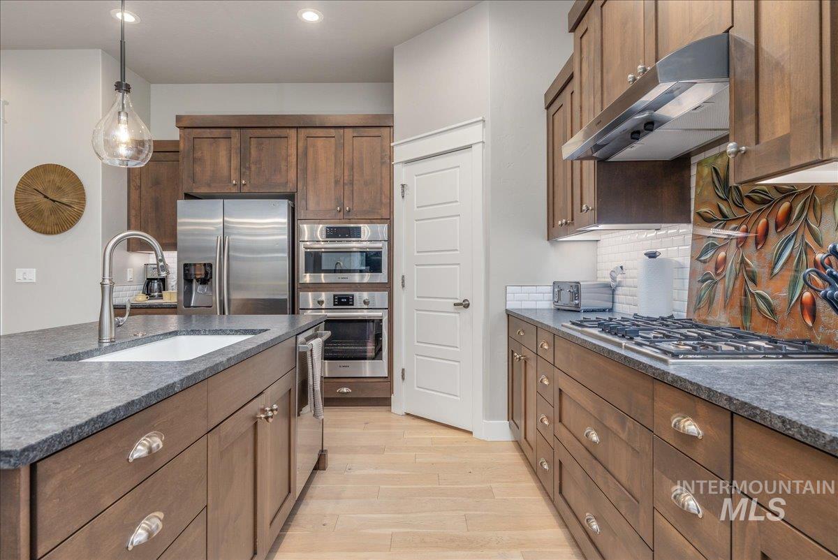 6184 N Borgnine Ln, Meridian, Idaho 83646, 3 Bedrooms, 2 Bathrooms, Residential For Sale, Price $535,000,MLS 98972063