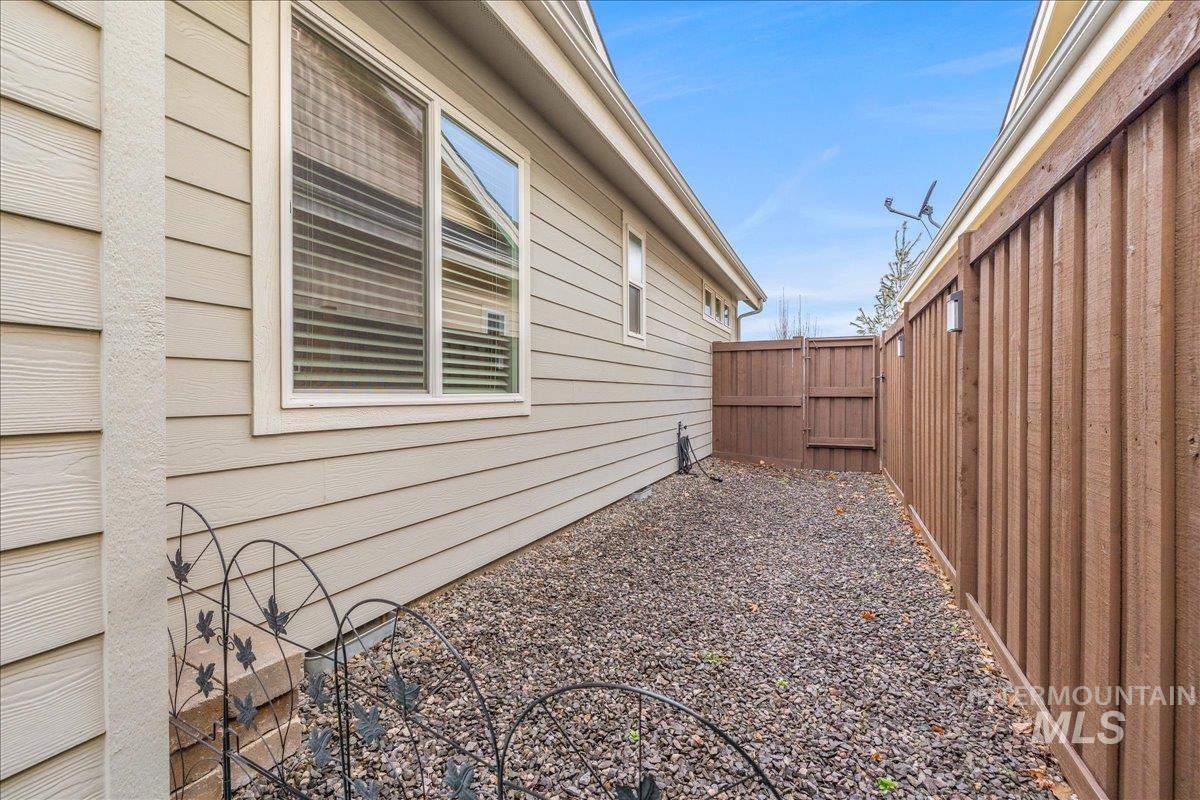 6184 N Borgnine Ln, Meridian, Idaho 83646, 3 Bedrooms, 2 Bathrooms, Residential For Sale, Price $535,000,MLS 98972063