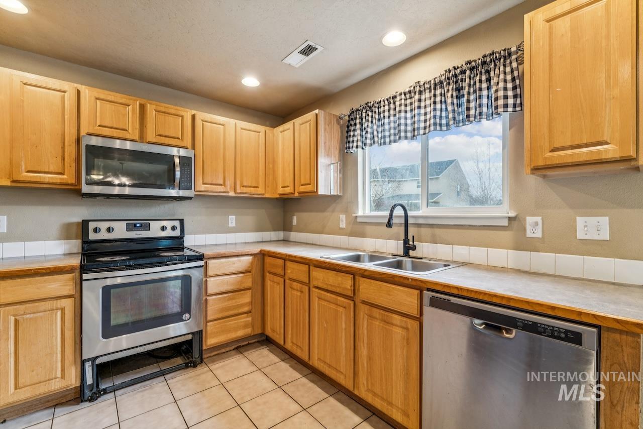 118 Parkland Way, Caldwell, Idaho 83605-0000, 5 Bedrooms, 2.5 Bathrooms, Residential For Sale, Price $399,000,MLS 98972064