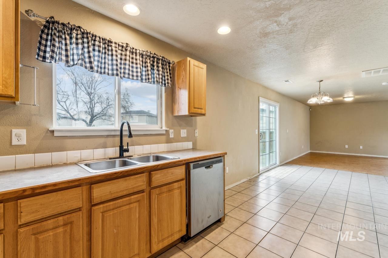 118 Parkland Way, Caldwell, Idaho 83605-0000, 5 Bedrooms, 2.5 Bathrooms, Residential For Sale, Price $399,000,MLS 98972064