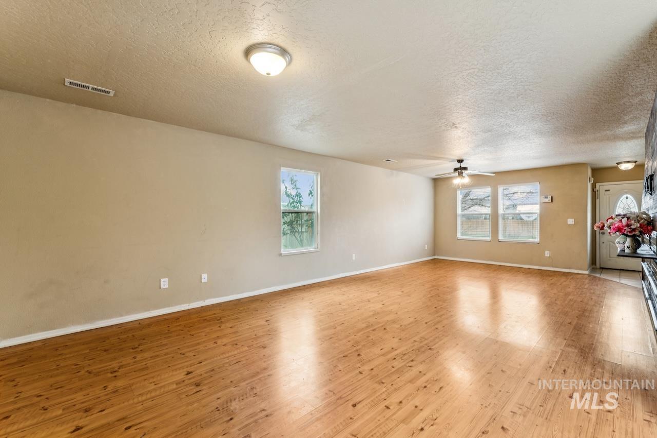 118 Parkland Way, Caldwell, Idaho 83605-0000, 5 Bedrooms, 2.5 Bathrooms, Residential For Sale, Price $399,000,MLS 98972064